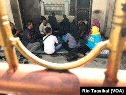 Sejumlah pengemudi Ojera dan paralegal anak Desa Cibiru Wetan menggelar diskusi rutin di dekat pangkalan ojek mengenai perlindungan anak. (Foto: VOA/Rio Tuasikal)