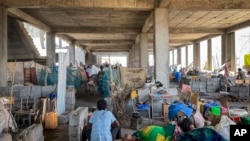 Des personnes déplacées, installées dans un camp de fortune dans un bâtiment à moitié construit sur le campus de l'Université Axum, à Shire, dans la région du Tigré, au nord de l'Éthiopie, le 23 février 2021.