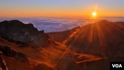 Gunung Haleakala yang terletak di Pulau Maui, Hawaii, menawarkan pemandangan indah kepada para wisatawan.