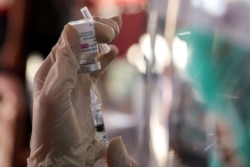 Seorang petugas kesehatan mempersiapkan dosis vaksin AstraZeneca dalam program vaksinasi massal untuk Wisata Zona Hijau di Sanur, Bali, 23 Maret 2021. (Foto: REUTERS/Nyimas Laula)