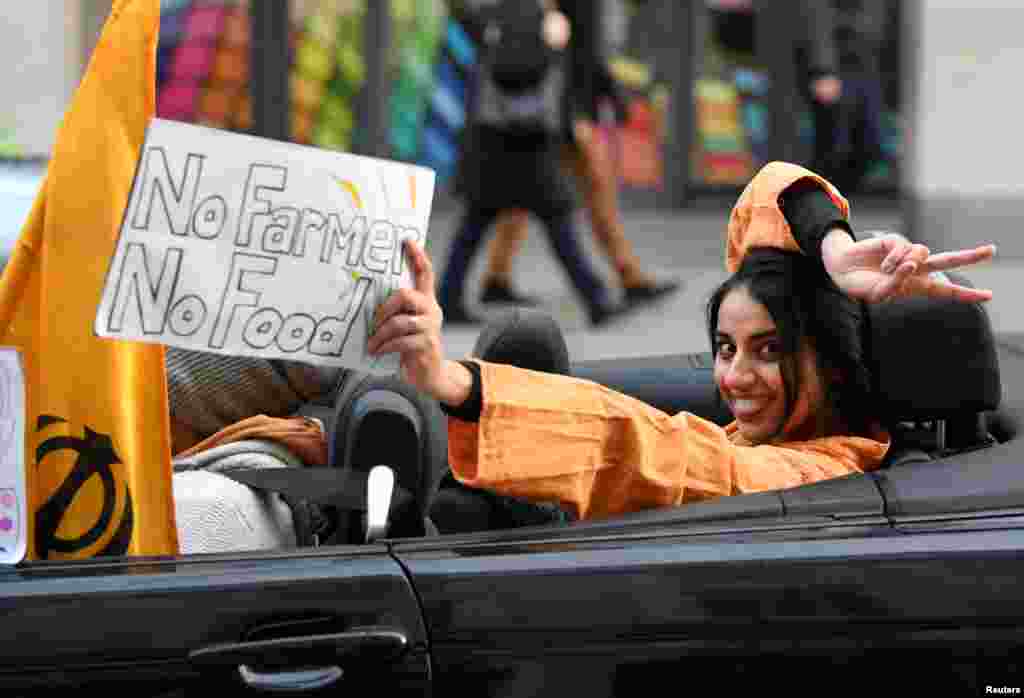 لندن میں ہونے والے احتجاج میں خواتین نے بھی بڑی تعداد میں شرکت کی۔ انہوں نے ہاتھوں میں بینرز اٹھائے ہوئے تھے جن پر ان کے مطالبات درج تھے۔