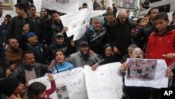 Street vendors demonstrate against the government, Tunis, March 13, 2013.