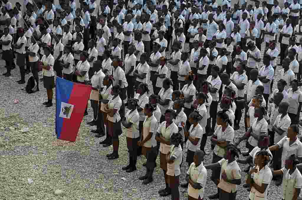 Financiada por celebridades de Hollywood, la Academia de la Paz y la Justicia es la primera escuela secundaria de Haití y atrae a cientos de niños de los barrios más pobres de Puerto Príncipe.