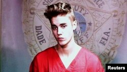 Penyanyi pop Justin Bieber tampil dalam konferensi video di kehadiran pertamanya di pengadilan di Miami, Florida, 23 Januari 2014.