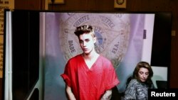 မီယာမီ တရားရုံးတွင် Justin Bieber ကို ပထမဆုံးအကြိမ် ရုံးထုတ်စစ်ဆေးစဉ်။ (ဇန်နဝါရီ ၂၃၊ ၂၀၁၄)