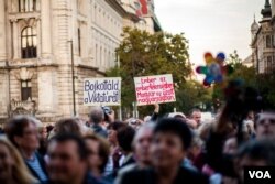 Opposition posters mock the government, saying it is not recognizing human rights in calling for the referendum against refugees, Sept. 30, 2016. (R. Karancsi/VOA / Képszerkesztőség)