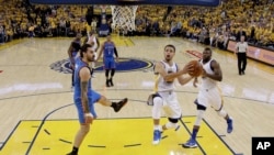 Stephen Curry của đội Golden State Warriors ghi được 36 điểm trong trận đấu tối thứ Hai 30/5/2016 tại Oakland, California.