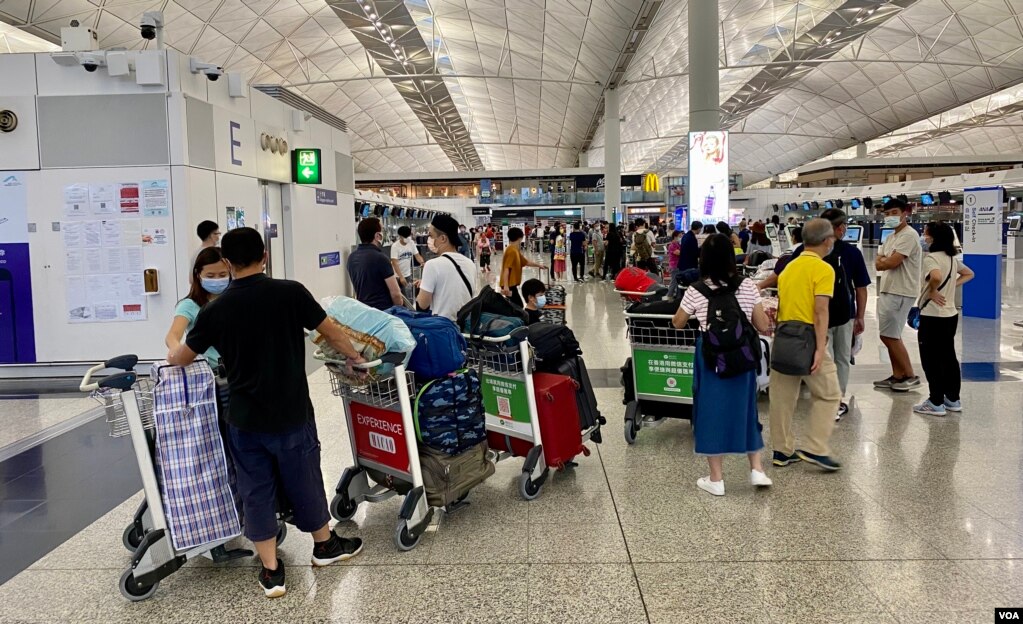 新冠肺炎疫情下冷清的香港国际机场只有前往英国的登机柜台排满移居英国的人潮（美国之音/汤惠芸）(photo:VOA)