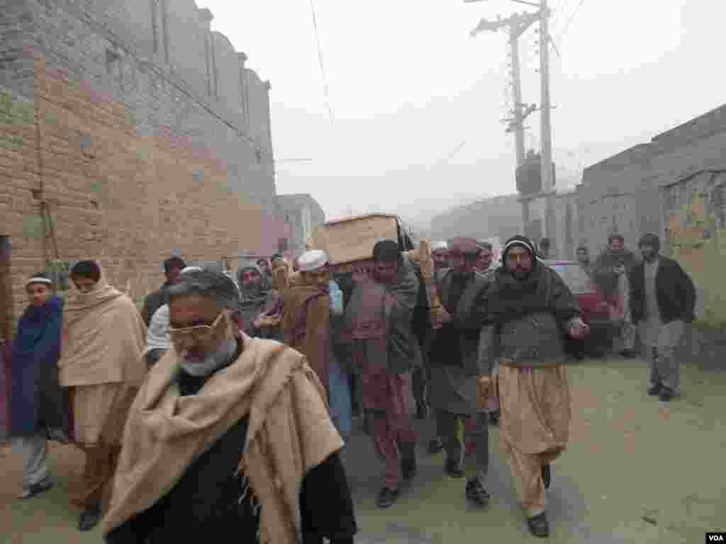 Pakistan mourners bury the dead, most of them children, killed in a Taliban attack on a school in the country&#39;s northwest, Dec. 17, 2014. (VOA)