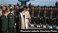 رهبر جمهوری اسلامی از نظامیان برای سرکوب اعتراضات استفاده می کند. 