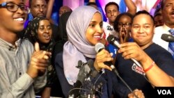 Ilhan Omar memberikan pidato di depan pendukungnya di Minneapolis, Minnesota Senin (14/8), setelah memenangkan tiket Partai Demokrat untuk pemilihan anggota Kongres AS November mendatang. (Photo: K. Farabaugh / VOA) 