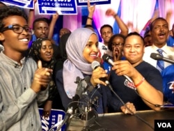 Ilhan Omar addresses supporters after her historic primary election victory to represent Minnesota's 5th District in the U.S. Congress in Minneapolis, Aug. 14, 2018. (Photo: K. Farabaugh / VOA)