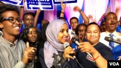 Ilhan Omar oo taagerayaasheeda la hadleysa, kadib markii ay ku guuleysatay doorashada is-reeb-reebka xisbiga Dimuqraaddiga si ay degmada 5-aad ee Minnesota ugu matasho Aqalka Congress-ka. Aug. 14, 2018. (Sawir: K. Farabaugh / VOA) 