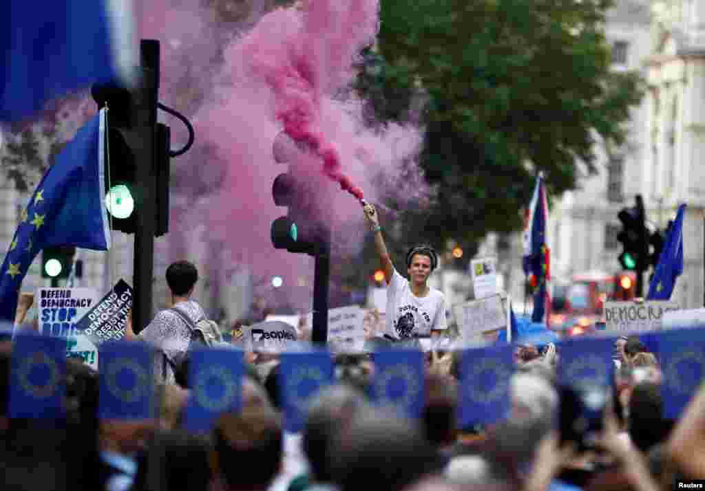 برطانیہ کے دار الحکومت لندن اور متعدد دیگر شہروں میں بدھ کی رات ہزاروں افراد نے مظاہرے کیے اور وزیرِ اعظم بورس جانسن کے پارلیمان کی ممکنہ معطلی کے اقدام کے خلاف نعرے بازی کی۔ 
