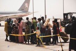 Warga sipil bersiap naik pesawat saat evakuasi di Bandara Internasional Hamid Karzai, Kabul, Afghanistan,18 Agustus 2021. (Foto: via Reuters)