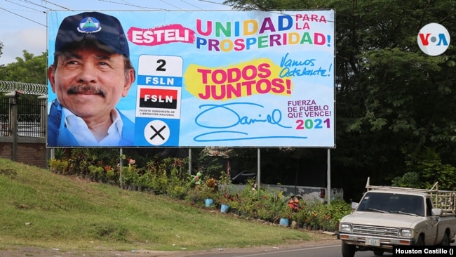 A diferencia de otros comicios, los carteles de Daniel Ortega en donde se invita a votar por él son menos. Foto Houston Castillo, VOA.