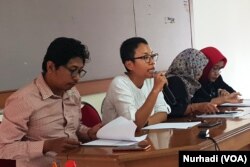 Tim pendamping Agni menjelaskan proses penyelesaian non-litigasi di kantor Rifka Annisa, Rabu, 6 Februari 2019. (Foto:VOA/Nurhadi)