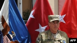 Deyvid Petreas beynəlxalq alyansın komandanlığı rəsmən ABŞ generalı Con Alenə təhfil verib