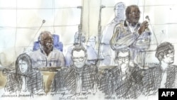Illustration de Tito Barahira et Octavien Ngenzi, dans le box des accusés pour le génocide au Rwanda, à Paris, le 2 mai 2018.