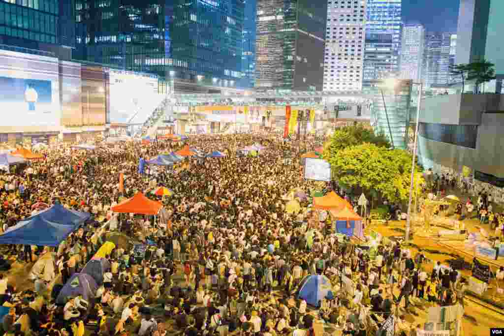 10月10日晚，数万人聚集在香港政府总部周围，开展新一波占中抗议活动。(美国之音方正拍摄)