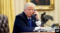 트럼프 대통령이 지난 1월 취임 후 백악관 집무실에서 전화하는 모습
