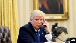 Presiden Trump saat berbicara dengan PM Australia Malcolm Turnbull melalui telepon di Gedung Putih, Washington DC (1/2).