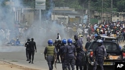 Polisi wa Ivory Coast wanaomtii Rais Laurent Gbagbo wakikabiliana na wafuasi wa Alassane Ouattara