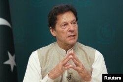 Perdana Menteri Pakistan Imran Khan berbicara selama wawancara dengan Reuters di Islamabad, Pakistan, 4 Juni 2021. (Foto: REUTERS/Saiyna Bashir)