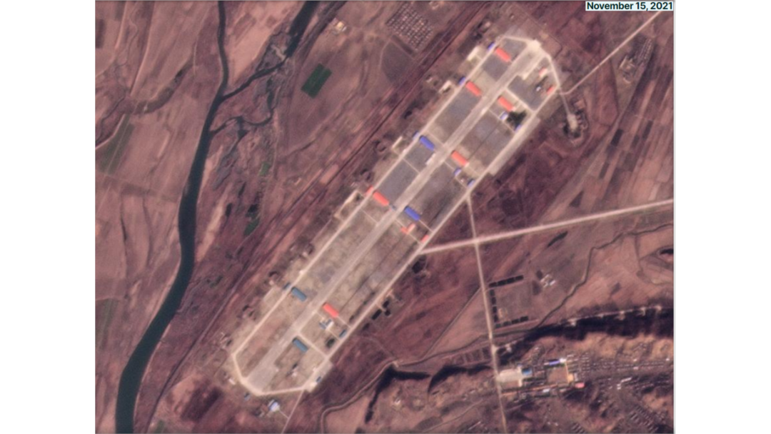 소독 시설이 들어선 의주 비행장의 15일자 위성사진. 운영 조짐은 보이지 않고 있다. 자료=Planet Labs.