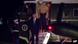 El presidente Donald Trump saluda a su regreso a la Casa Blanca de sus vacaciones en New Jersey, el domingo 20 de agosto.