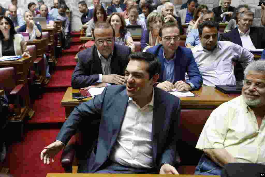 یونان کے وزیر اعظم ایلکسس سیپراس&nbsp; نے کہا کہ یونانی بینکوں کو دیوالیہ ہونے سے بچانے کے لیے وہ سخت شرائط لاگو کرنے کو تیار ہیں۔