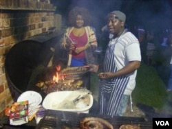 Thisa nyama ... Bawosa inyama abasendaweni yokukholisa.