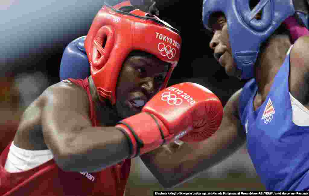 Elizabeth Akinyi of Kenya in action against Alcinda Panguana of Mozambique REUTERS/Ueslei Marcelino