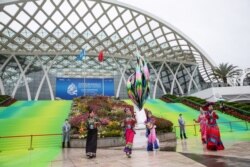 Penari tampil di luar tempat Konferensi Keanekaragaman Hayati PBB (COP 15) di Kunming, provinsi Yunnan barat daya China, 11 Oktober 2021. (Foto: STR / AFP)