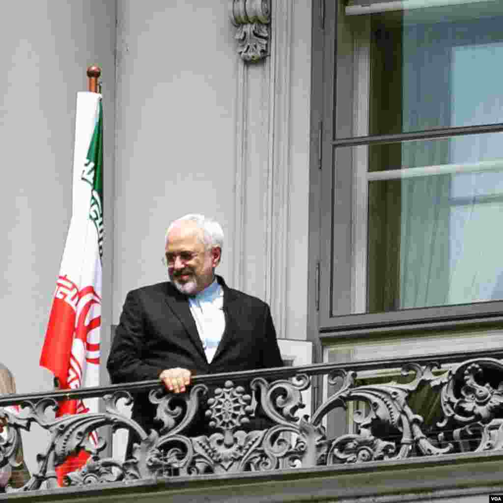 محمدجواد ظریف وزیر خارجه ایران در بالکن هتل کوبورگ وین محل برگزاری مذاکرات اتمی ایران و گروه ۱+۵