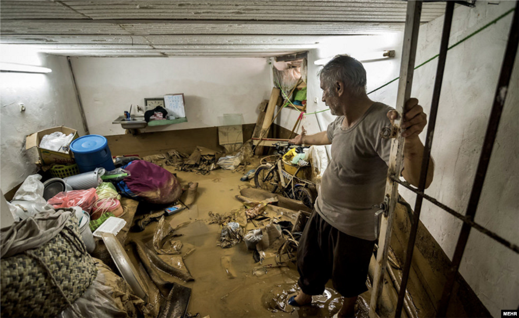 تصاویری از خانه های ویران شده دو روز پس از بارش شدید باران و جاری شدن سیل در لنگرود عکس: پویا بازارگرد 