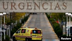 ARCHIVES - Une ambulance entre dans la zone des urgences de l'hôpital d'Alcorcon, à l'extérieur de Madrid, le 9 octobre 2014. 