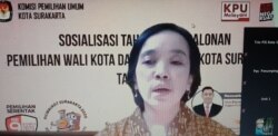 Ketua KPUD Solo, Nurul Sutarti, saat sosialisasi secara daring tahap pencalonan wali kota dan wakil wali kota Surakarta pada Pilkada 2020, Jumat (7/8). Foto: VOA/Yudha Satriawan