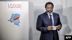 Le président sortant Joseph Kabila dans un bureau de vote à Kinshasa, 30 décembre 2018.