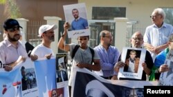 Des proches du leader du mouvement marocain de la contestation manifestent devant la cour d'appel Casablanca, Maroc, 12 septembre 2017. 