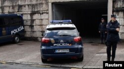 A police car arrives at the courthouse with Francisco Garzon inside in Santiago de Compostela, northwestern Spain, Jul. 28, 2013.