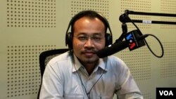 Preap Kol, Executive Director of Transparency International Cambodia, discusses corruption among Cambodian youth on VOA Khmer’s Hello VOA radio call-in show in Phnom Penh, Thursday, November 12, 2015. (Lim Sothy/VOA Khmer)