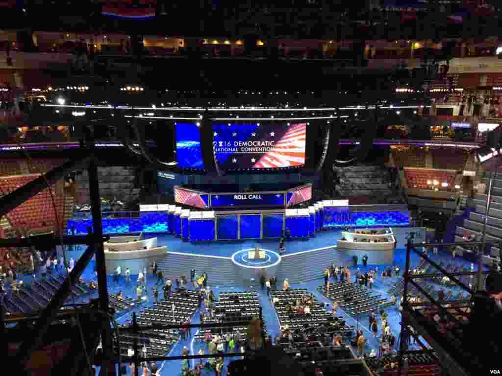 Preparations for opening day of the Democratic National Convention in Philadelphia, Pennsylvania, July 24, 2016. (Photo: Celia Mendoza/VOA)