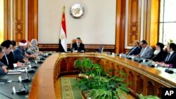 Presiden Mesir Mohammed Morsi (tengah) melakukan pembicaraan dengan para politisi tentang cara-cara menyabot proyek bendungan sungai Nil di Ethiopia (4/6). 