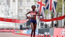 Brigid Kosgei akikata utepe kushinda mbio za London marathon