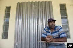 Ramon Santiago un jubilado en Puerto Rico mira desde el frente de su casa a menos de una cuadra de una cancha de baloncesto donde fueron descubiertos tres cuerpos in Carolina. Enero 9 de 2018.