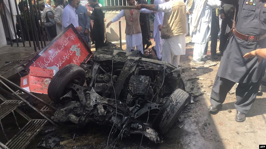 Pakistani security officials and residents gather at the site of a powerful explosion at a market in Parachinar, capital of the Kurram tribal district, on March 31, 2017.