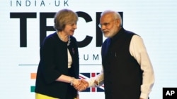 7일 인도 뉴델리를 방문한 테레사 메이 영국 총리가 나렌드라 모디 인도 총리와 인도-영국 테크 정상회담을 가진 자리에서 악수하고 있다.