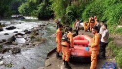 Tim SAR gabungan melakukan penyisiran dan pencarian korban bus Sriwijaya di sungai Lematang, Sumatera Selatan, Kamis 26 Desember 2019. (Foto: Basarnas Palembang)