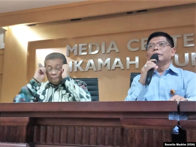 Juru bicara Mahkamah Agung (MA) Andi Samsan Nganro (kiri) dan Kepala Biro Hukum dan Hubungan Masyarakat Mahkamah Agung, Abdullah, saat menggelar konferensi pers di kantornya, Jakarta, Senin, 8 Juli 2019. (Foto: Sasmito Madrim/VOA)